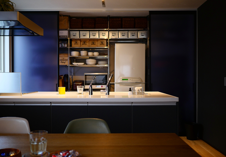 3枚引き戸で仕切ったキッチン収納