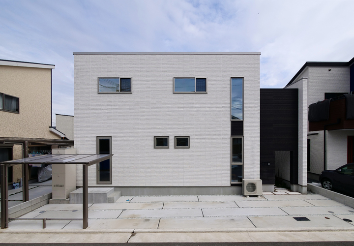 シンプルなキューブ型の外観