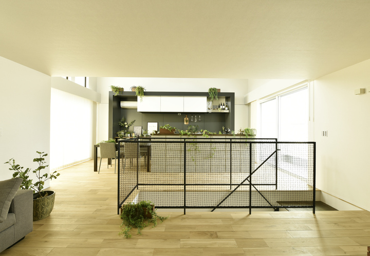 リビングからダイニング・キッチン方向を見る