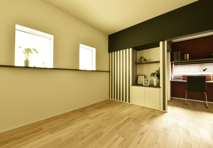 主寝室から書斎方向を見る