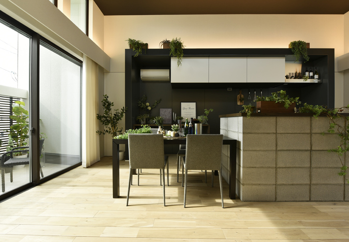 南からの陽光を受けるダイニング・キッチン