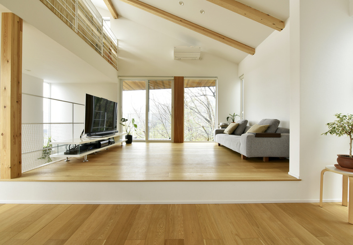 見事な景観を切り取る窓が魅力的 一段上がったリビング