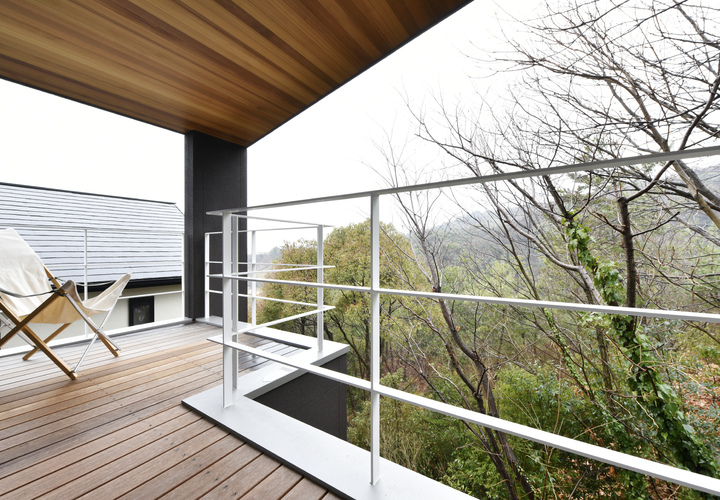自然豊かな渓谷に面したロケーションを望むバルコニー