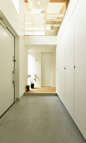 明るく開放感のある玄関吹き抜け