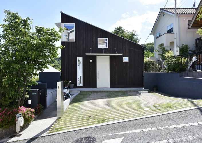 高低差を利用した 眺望最高なパッシブハウス