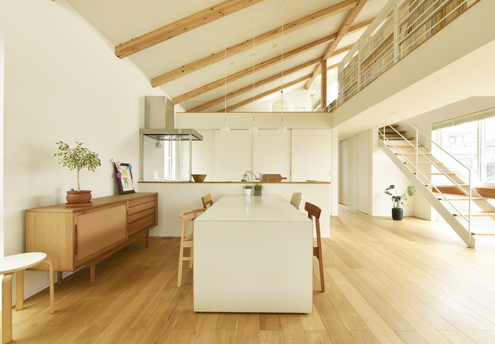 ひと続きの勾配天井で一体感のある空間