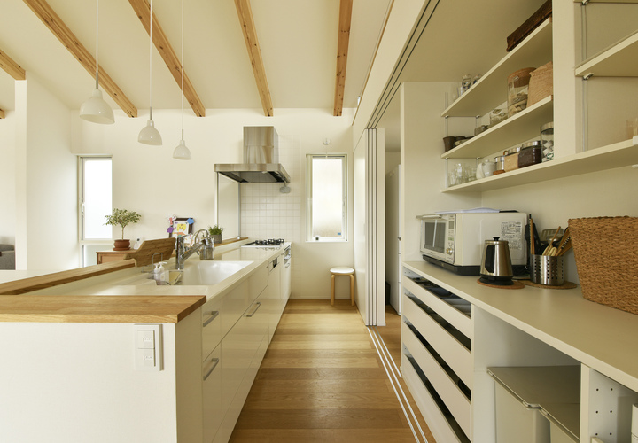 3枚引き戸で仕切ったキッチン収納