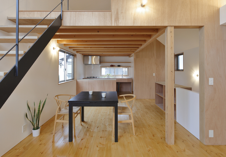 リビングからダイニングを見る