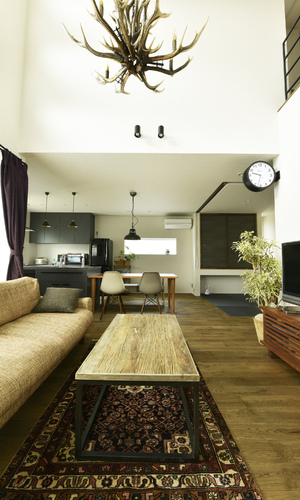 鹿角のシャンデリアがインパクト大のリビング吹き抜け