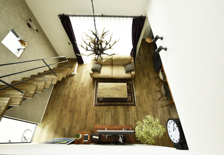 吹き抜けからリビングを見下ろす