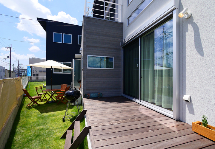 リビングから繋がる南側ウッドデッキテラス