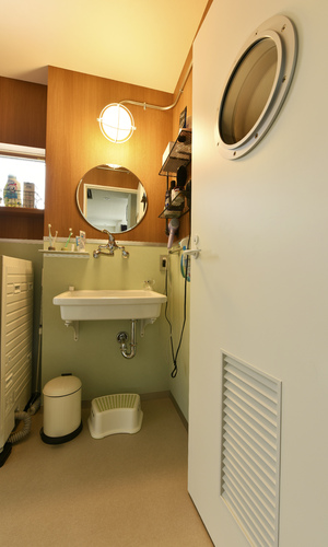 映画の世界観を表現した洗面室