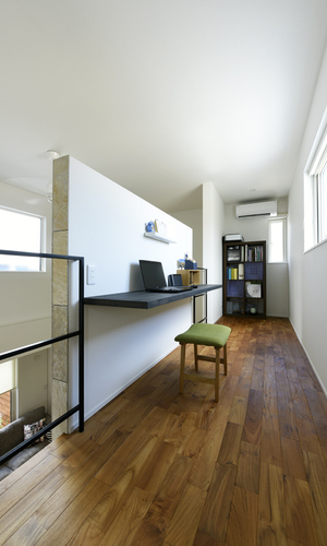 ２階ホールに設けたデスクスペース