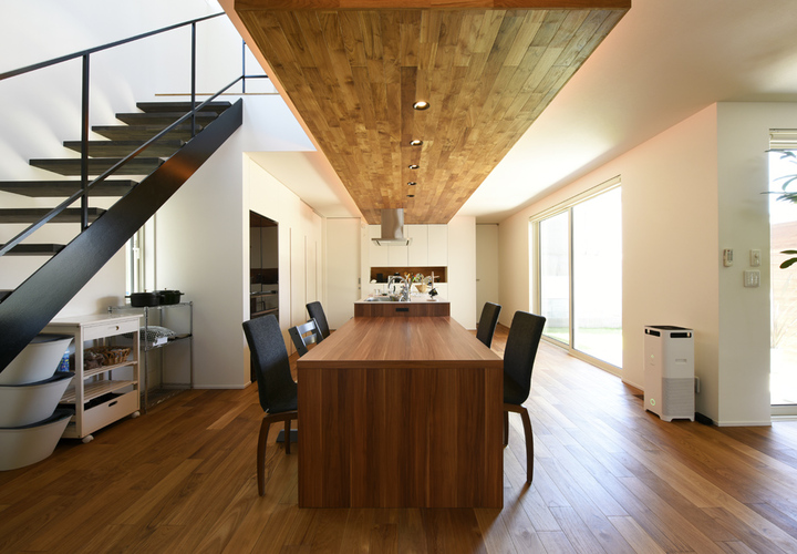 一段落とした天井が印象的なダイニングキッチン