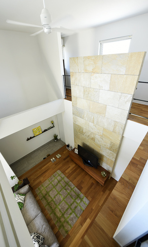 ダイナミックなタイルの壁が印象的！吹き抜けで開放的に