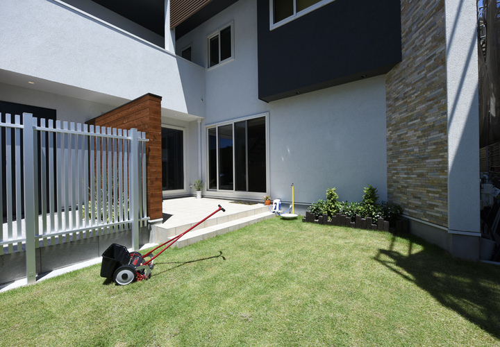 L字型の建物に囲まれた中庭