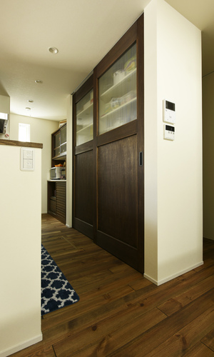 カップボードは奥様こだわりの造作扉