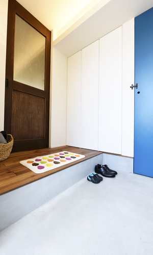 ブルーのアクセントが映えるコンパクトな玄関土間