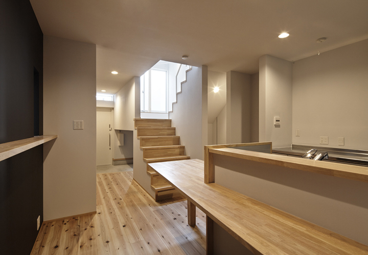 ダイニングキッチンからリビングを見る