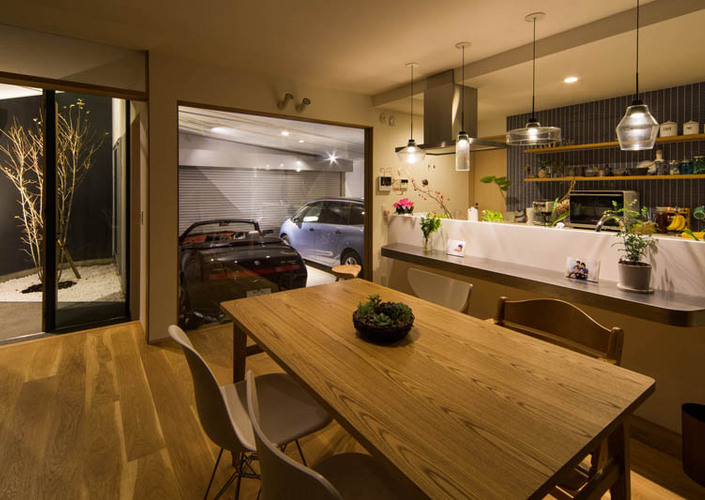 神戸の街の景色と大好きな車に挟まれたLDK・・・・　：　西岡本のガレージハウス