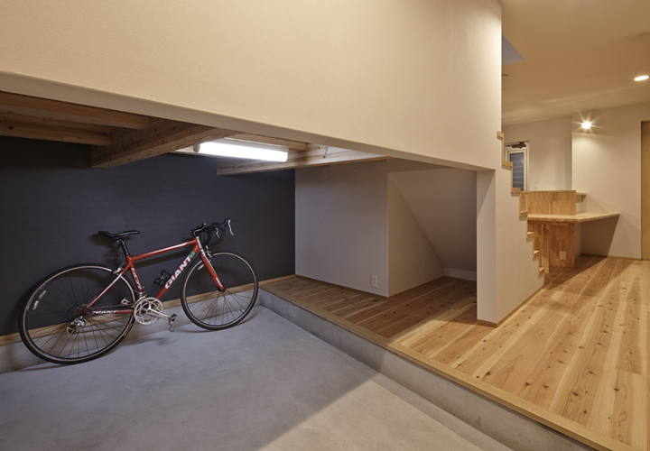 エントランスのバイクガレージ