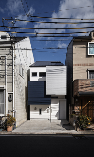 ファサード　カーテンの代わりに盾を持っています。