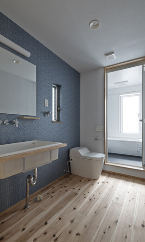 浴室にある小さなバスコートからの光