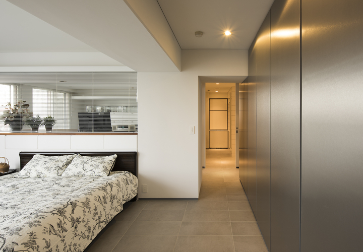 クールな扉に合う マットなグレータイルの床