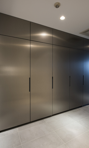 玄関に面する収納扉