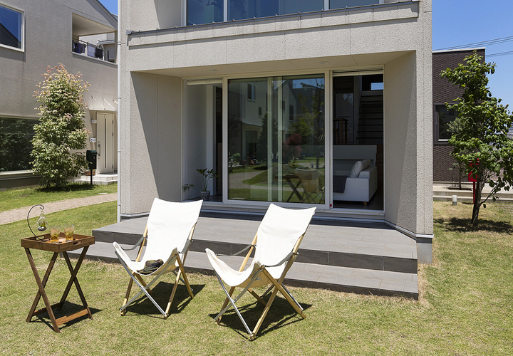 自然にコミュニティの生まれる屋外テラス