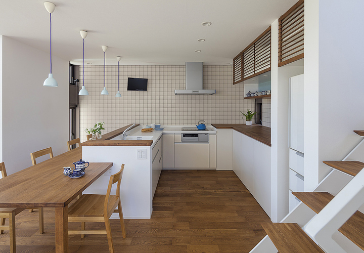 無垢材を多用した温かみのあるダイニングキッチン