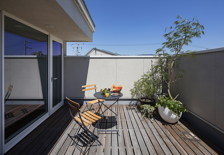 バルコニーにはグリーンを飾り家族だけの庭