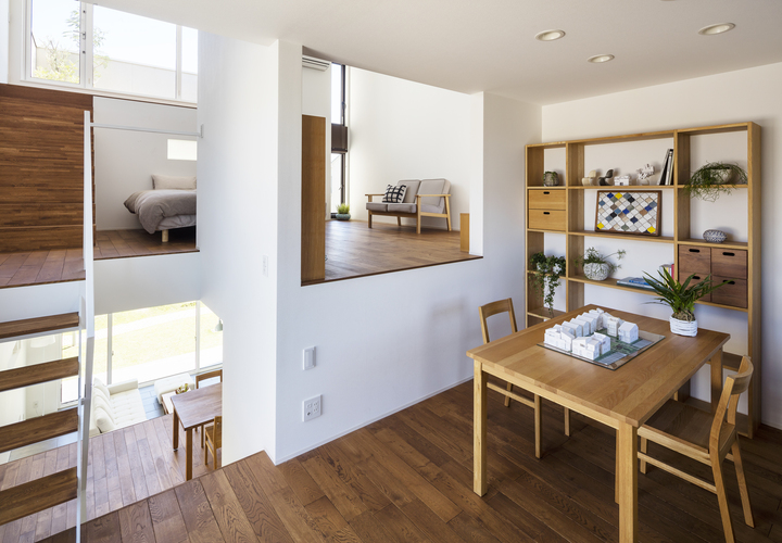 玄関から一段上がったオフィススペース