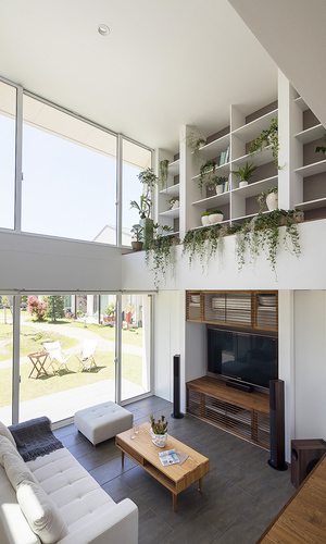 屋外でくつろいでいるような開放的なリビング