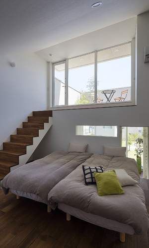 天井高を確保しのびのびと開放的な寝室