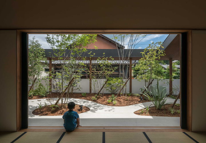 仏間からガーデンを見る
