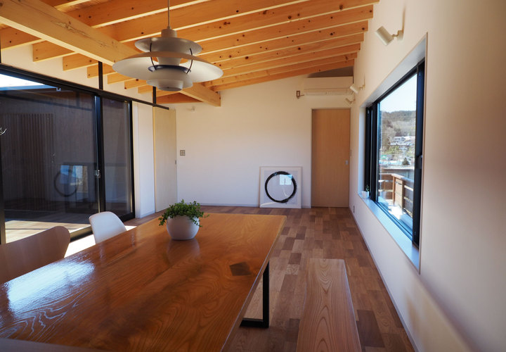 中山道 白雨の家　中庭をのぞむことのできるリビング