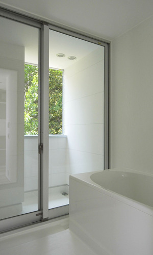 緑が見える浴室