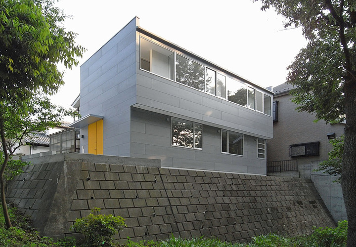 崖に面した外観