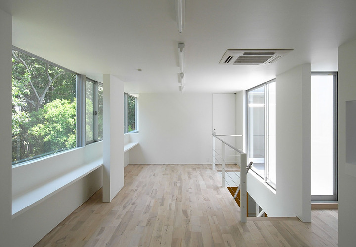 中庭状のバルコニーに面したリビング