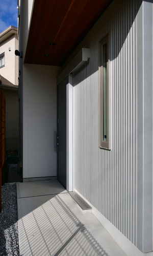 コントラストが印象的なアプローチ