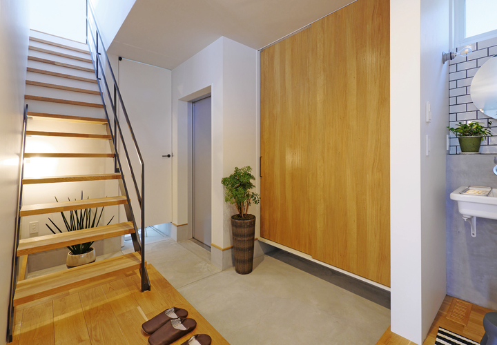 広がりを感じられる明るい玄関スペース