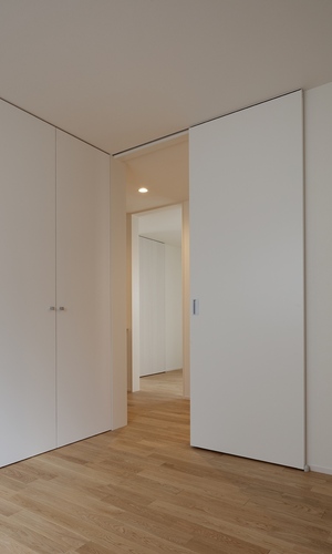 二つの個室の間にウォークインクローゼット