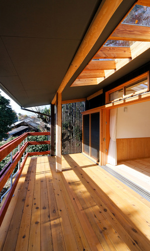 深い軒から景色を見る