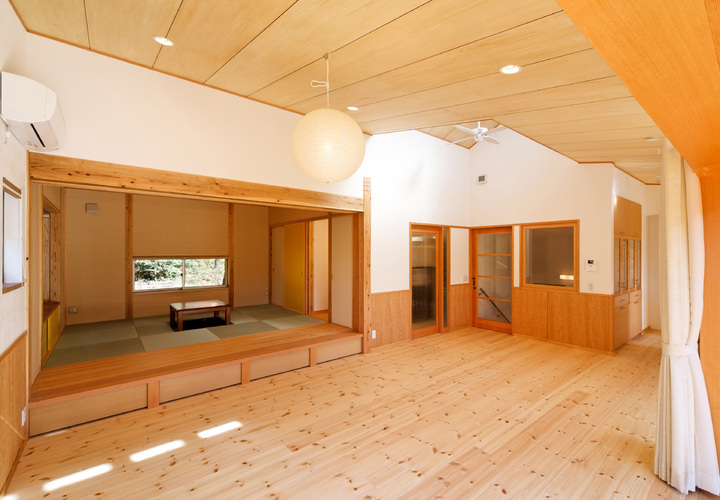 ベランダから和室を眺める