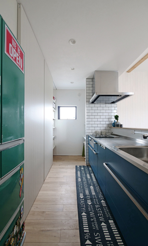 ビビットなカラーでカジュアル感を演出