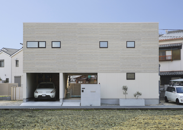 趣味を楽しむビルトインガレージと南北の風通しが快適なピロティのある家