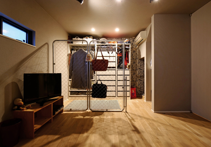 個性的な寝室のウォークインクローゼット