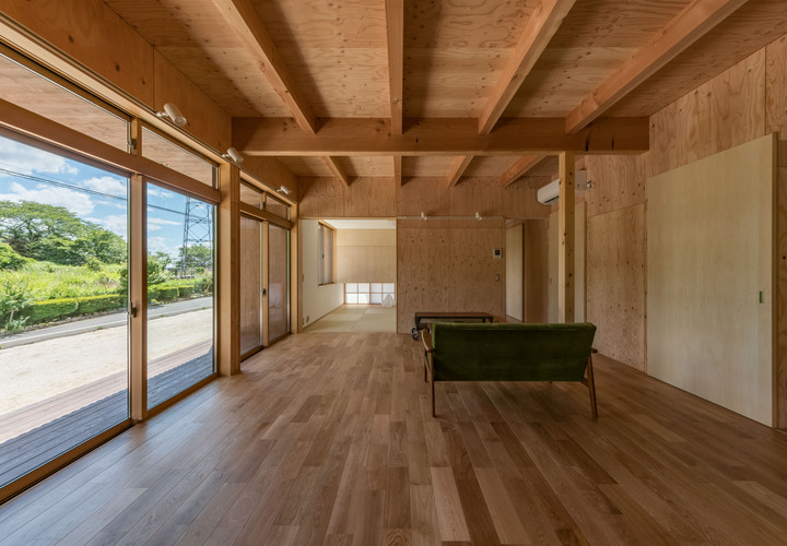 キッチンからリビングを見る