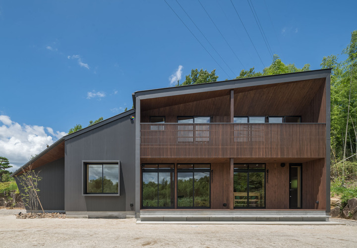 ２段屋根の住宅